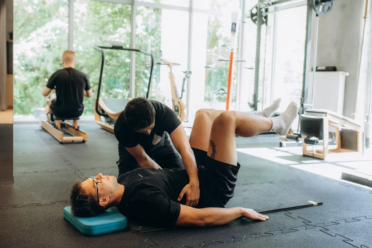 Ćwiczenia fizjoterapeutyczne na sali rehabilitacyjnej